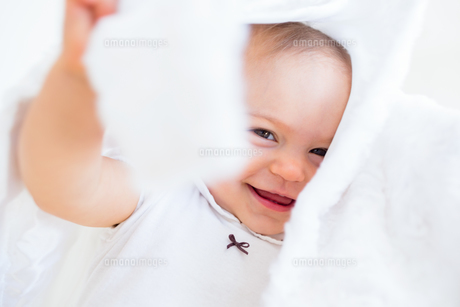 Closeup of a cheerful cute baby under comforter FYI00000521 Closeup of a cheerful cute baby under comforter FYI00000521