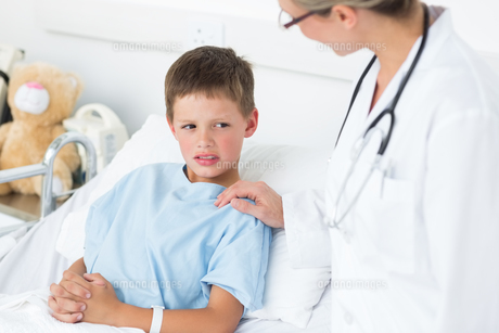 Doctor comforting sick boy in ward FYI00000854 Doctor comforting sick boy in ward FYI00000854