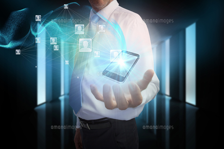Businessman presenting profile picture interface and smartphone FYI00001797 Businessman presenting profile picture interface and smartphone FYI00001797