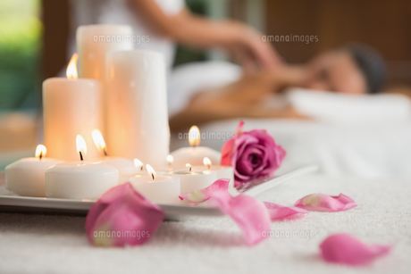 Candles and rose petals on massage table FYI00002249 Candles and rose petals on massage table FYI00002249