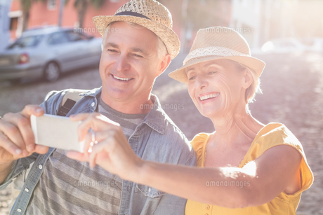 Happy mature couple taking a selfie together in the city FYI00003017 Happy mature couple taking a selfie together in the city FYI00003017