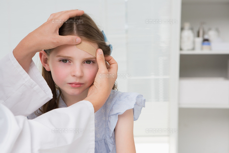 Doctor making plaster in little girl FYI00005811 Doctor making plaster in little girl FYI00005811