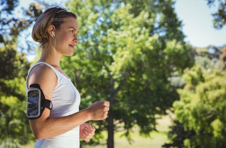 Fit woman jogging in the park FYI00006013 Fit woman jogging in the park FYI00006013