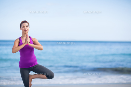 Brunette doing yoga on exercise mat FYI00006867 Brunette doing yoga on exercise mat FYI00006867