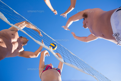 Group of friends playing volleyball FYI00007035 Group of friends playing volleyball FYI00007035