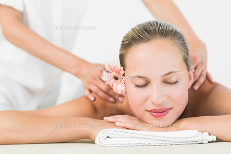 Pretty blonde enjoying a massage FYI00008191 Pretty blonde enjoying a massage FYI00008191