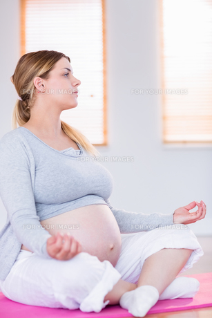 Pregnant woman doing yoga on exercise mat FYI00008572 Pregnant woman doing yoga on exercise mat FYI00008572