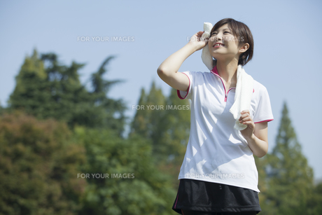 タオルを首に巻く女性 FYI00023849 タオルを首に巻く女性 FYI00023849