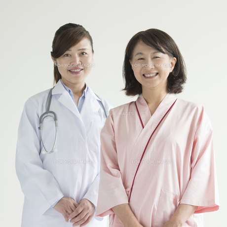 微笑む女医と患者 FYI00491362 微笑む女医と患者 FYI00491362